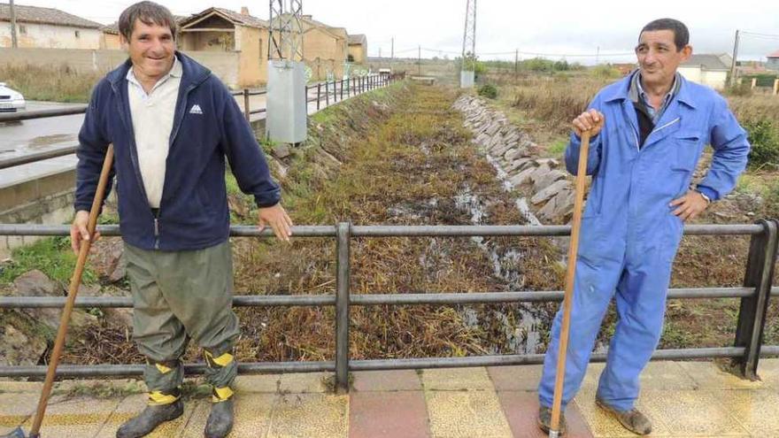 Operarios del Ayuntamiento, ayer, realizando trabajos de limpieza en el caño del Vaguillo a su paso por Santibáñez.