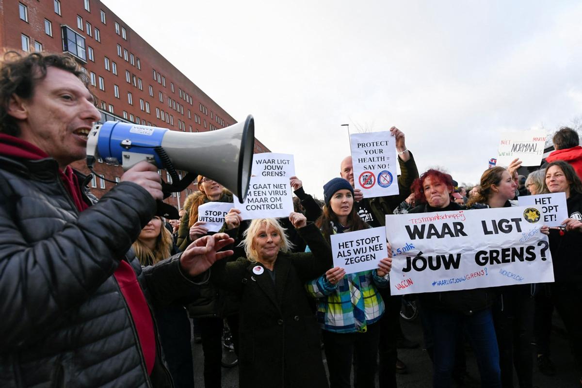 La Policia holandesa dissol una nova manifestació contra les restriccions a Amsterdam