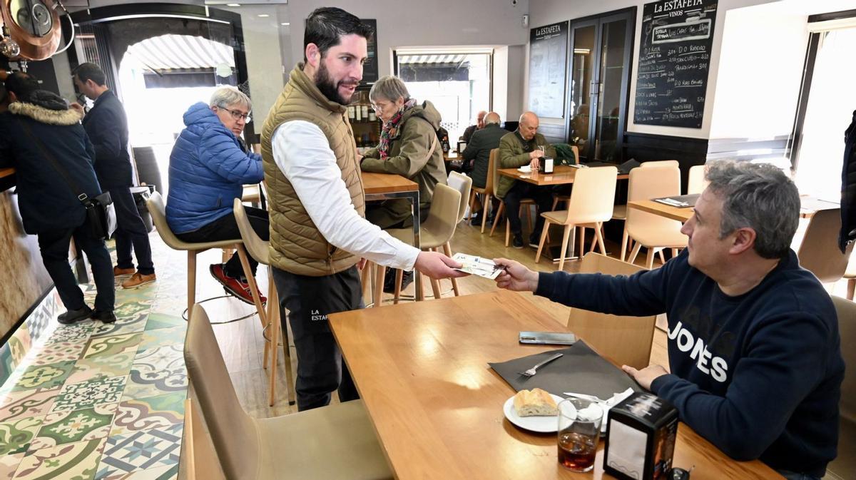 Rosa y Nazaret cuentan propinas en “Fame Nejra”.   | // R. V.