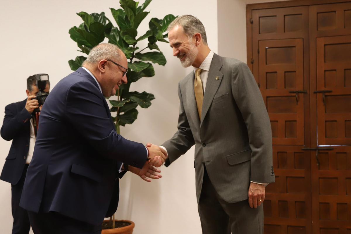 Felipe VI saluda al rector de la Universidad de Córdoba, Manuel Torralbo.