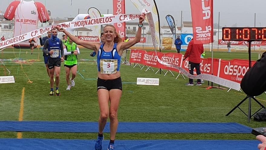 Raquel Hernández celebra una victoria en la CP Ruta de la Miel.