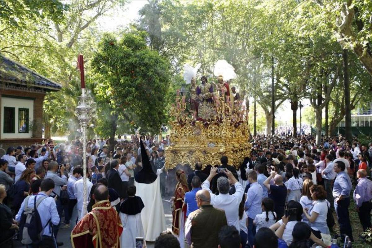 Una tarde primaveral envuelve a las cofradías el Lunes Santo