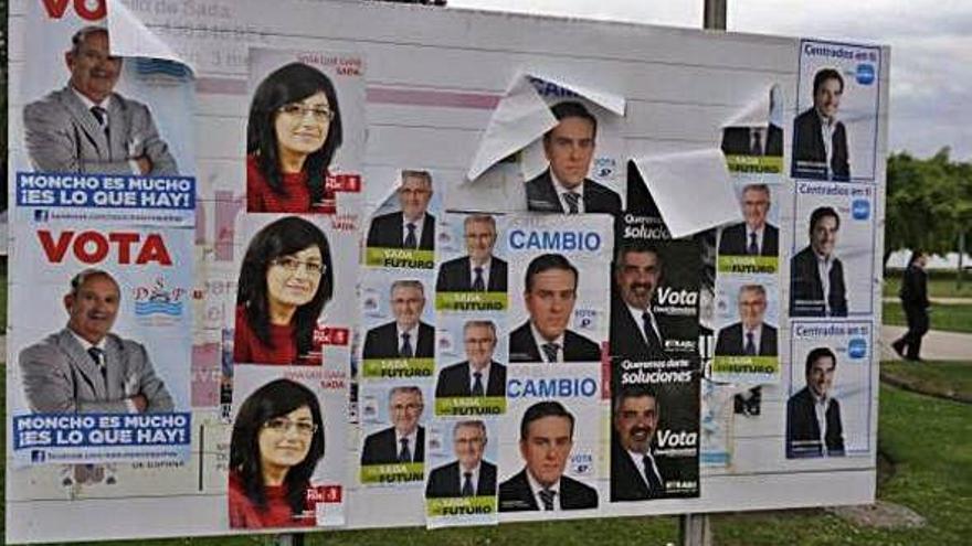 Carteles de los partidos políticos de Sada en las elecciones de 2011.