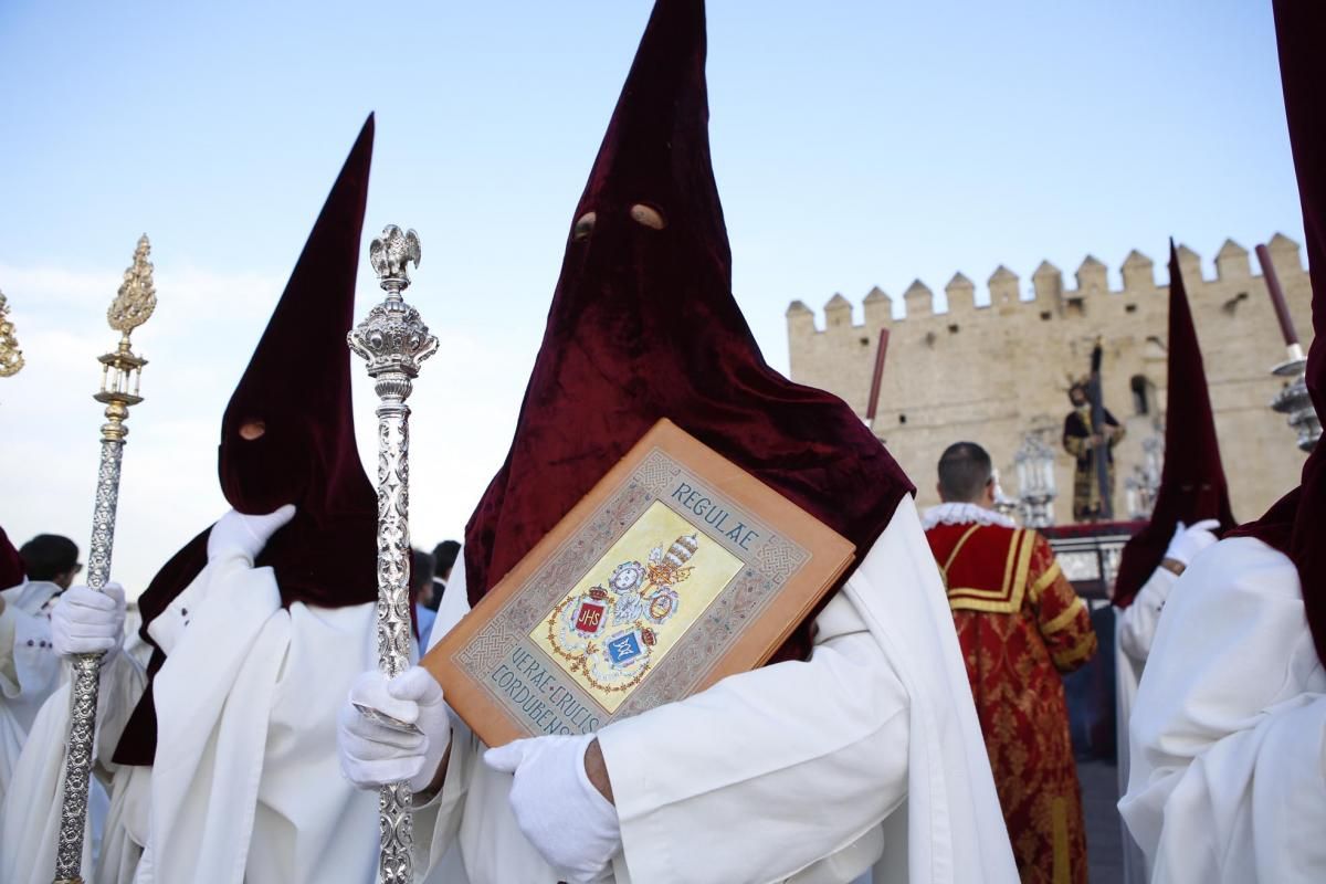 La Vera Cruz cruza el Guadalquivir