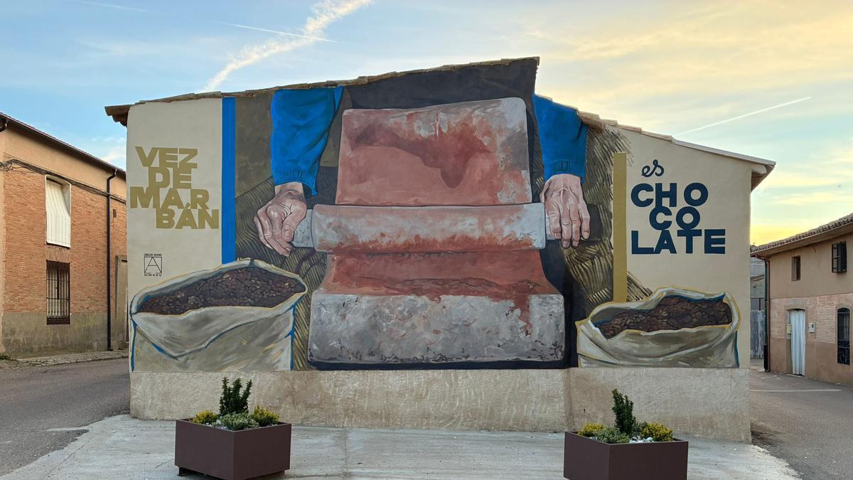 Vista del mural "Es chocolate", obra de Carlos Adeva en Vezdemarbán.