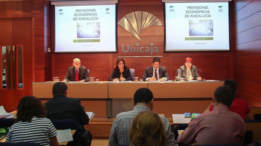 Un instante de la presentación del Informe Económico de Unicaja.