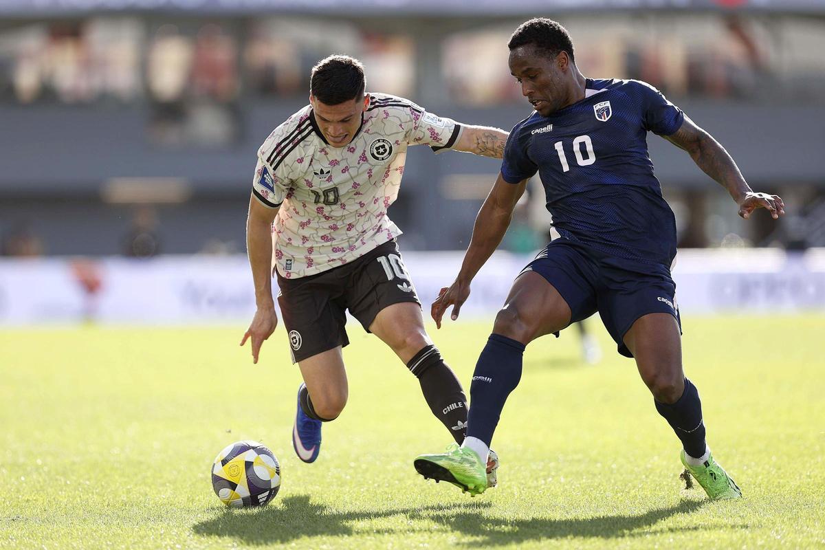 Cepeda encara a un rival durante el Chile-Cabo Verde