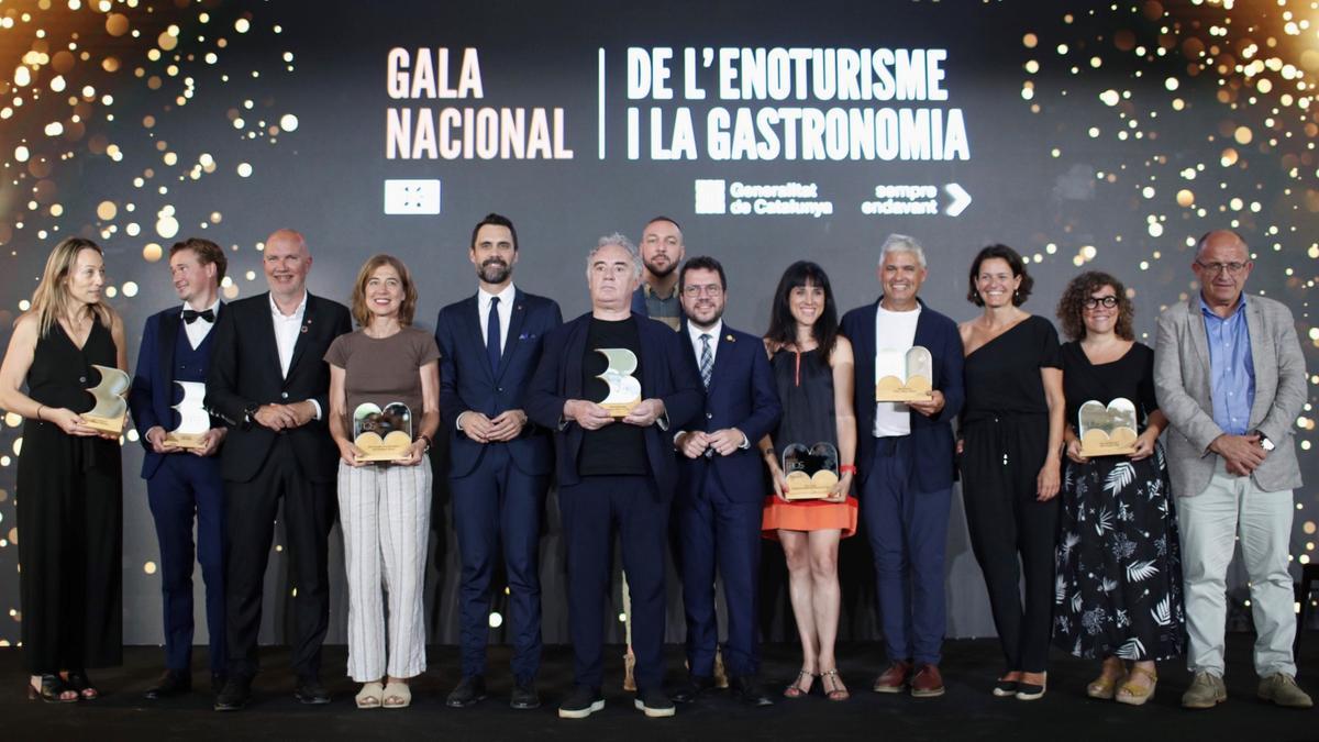 Los galardonados de la primera edición de los premios Bite i Mos, este jueves en el Teatre Nacional de Catalunya.
