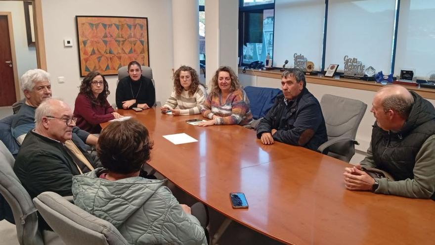 Concello y genetista, ayer, presentando los resultados del estudio de ADN a las familias de los desaparecidos. |