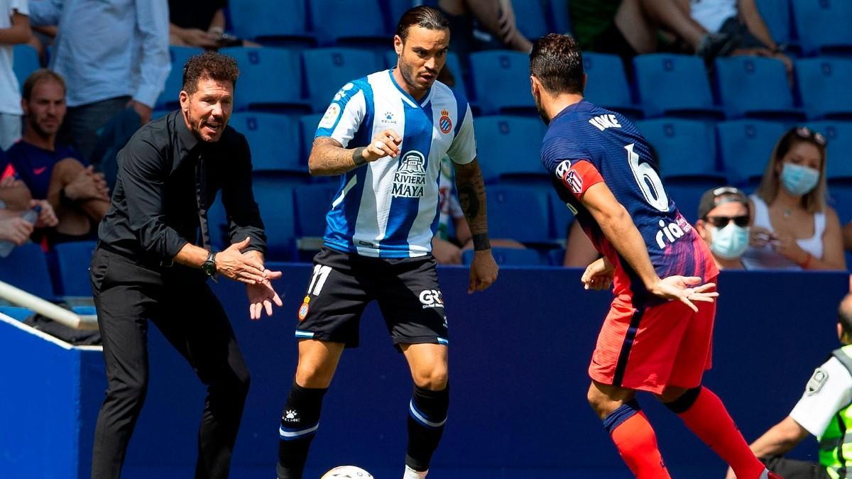 De Tomás reta a Koke, bajo la atenta mirada de Simeone