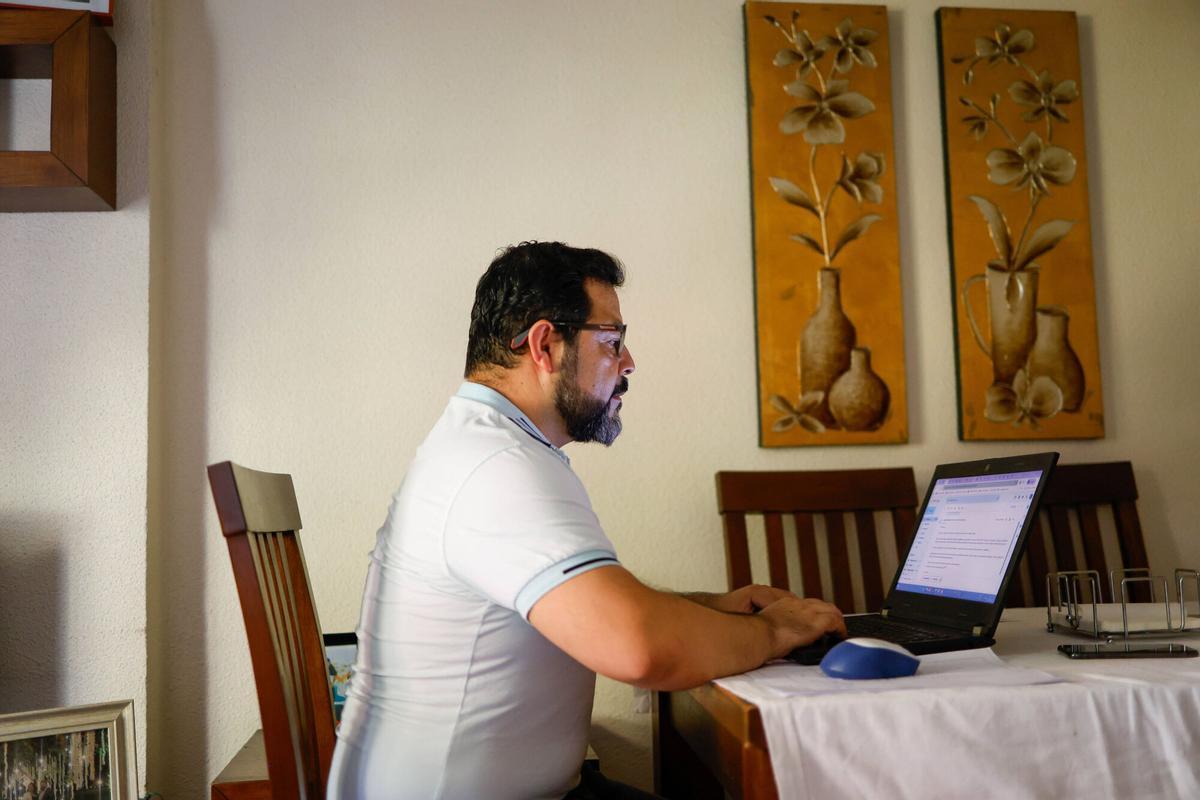 Valencia VLC Reportaje sobre la regularización de inmigrantes. Hugo no consigue trabajo al negarle los empresarios el empleo por tener todavía el NIE provisional. Familia colombiana que tiene dificultades para subsistir con el proceso de regularización en marcha