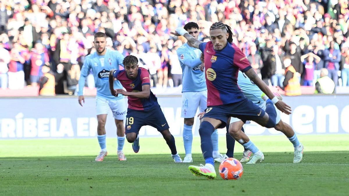 Raphinha ejecuta el penalti del 4 3.