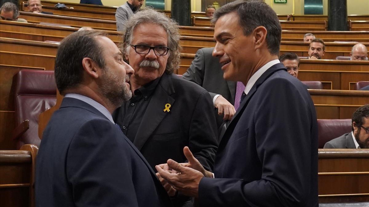 El presidente del Gobierno, Pedro Sánchez, junto al ministro de Fomento, José Luís Ábalos, y el portavoz de ERC, Joan Tardà, en el Congreso