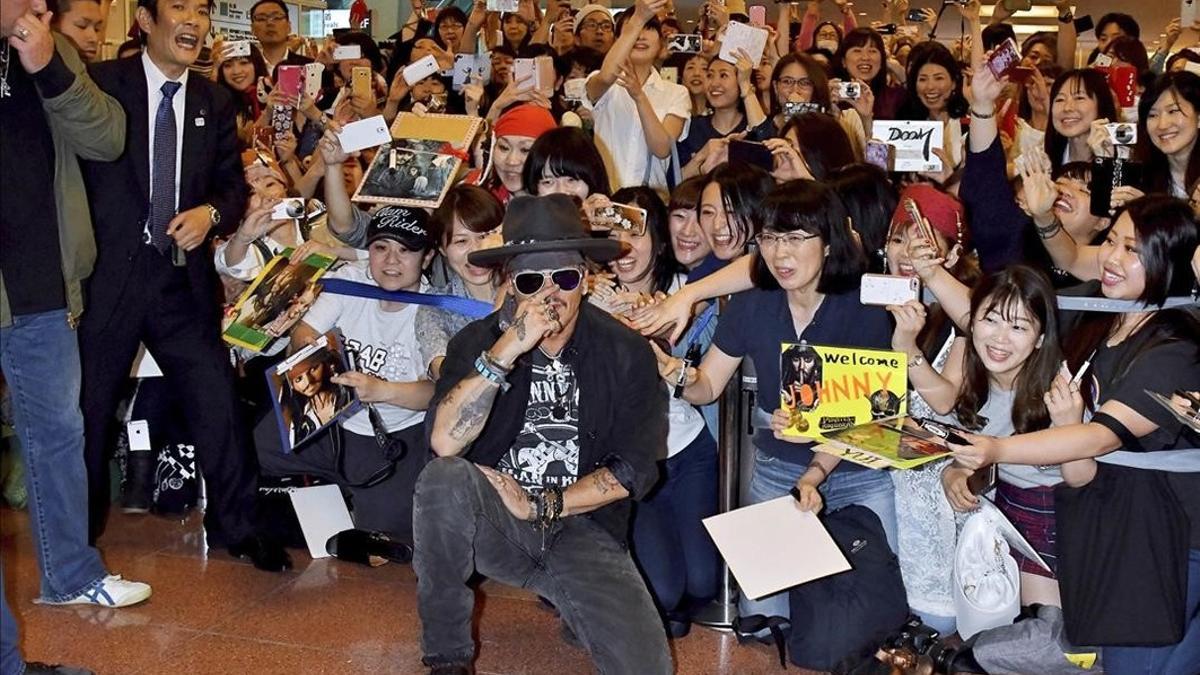 Johnny Depp, sin un duro, desata la locura en Tokio