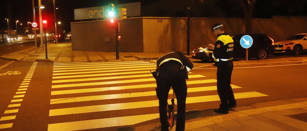 Agentes del Equipo Judicial de la Policía Local de Zaragoza investiga el lugar del siniestro.