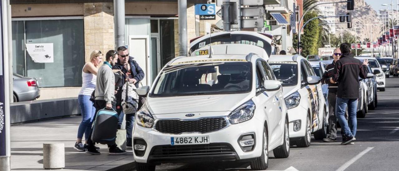 Los taxistas reclaman que el tiempo mínimo para reservar una VTC en Alicante sea de una hora