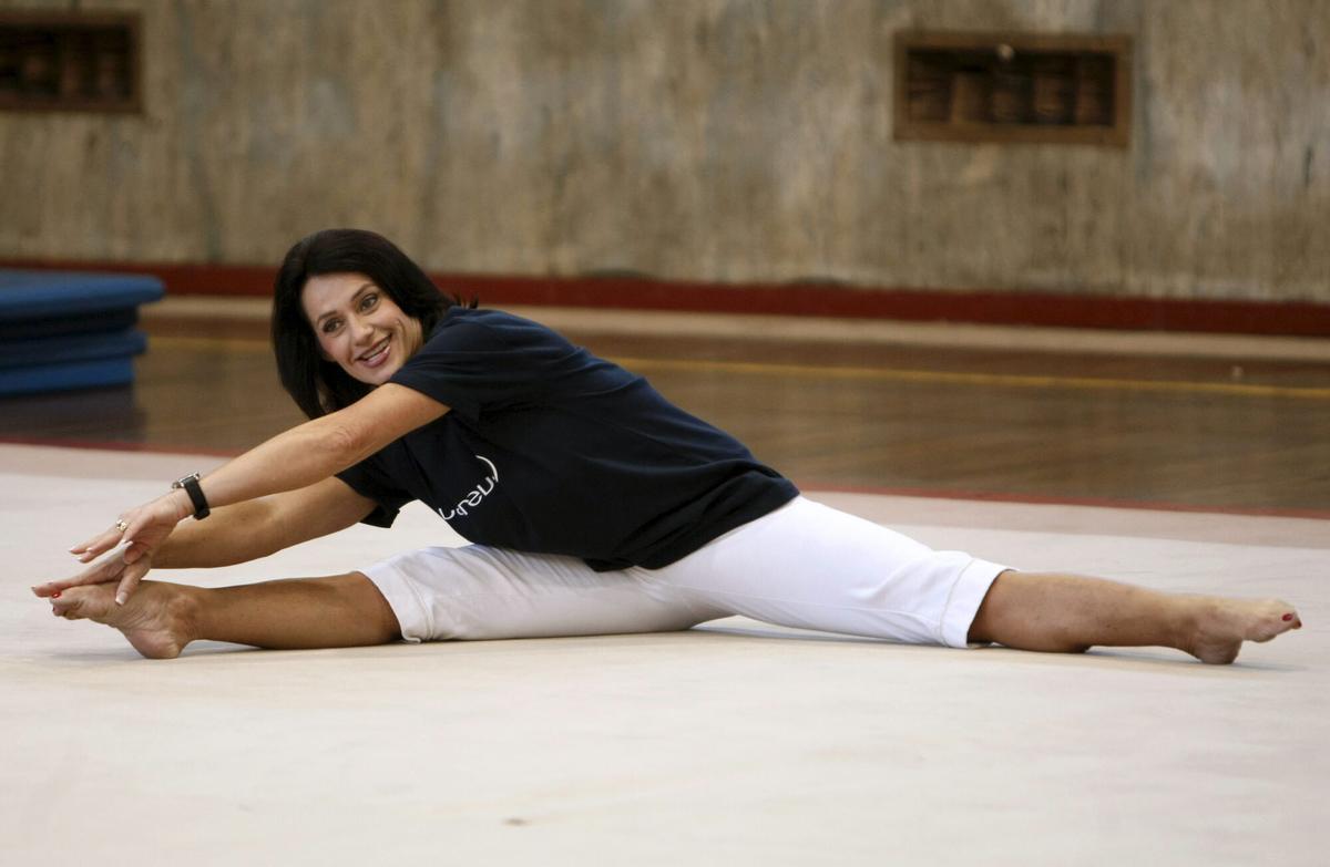 MD27. MADRID, 17/10/08.- La ex gimnasta rumana Nadia Comaneci da una clase de gimnasia durante su visita a Madrid para presentar un proyecto conjunto de la Fundación Laureus España y Special Olympics. EFE/Gustavo Cuevas. GIMNASIA. EX GIMNASTAS. PROYECTOS SOLIDARIOS. SOLIDARIDAD. ASOCIACIONES DE DISCAPACITADOS.