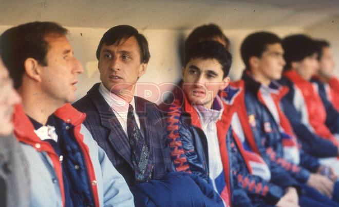 Carles Rexach, Johan Cruyff y Ernesto Valverde en el banquillo en la temporada 88/89
