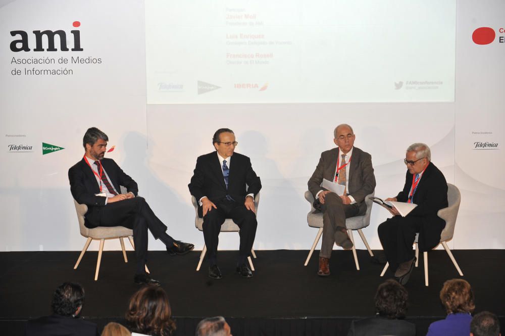 De izquierda a derecha, Luis Enríquez (consejero delegado de Vocento), Javier Moll (presidente de AMI y presidente de Prensa Ibérica Media), Francisco Rossell (director de El Mundo) y Juan Cruz (director adjunto de El País).
