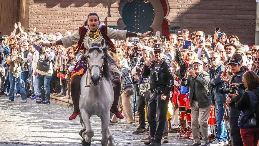 Embajada Mora en Alcoy con una Estafeta femenina