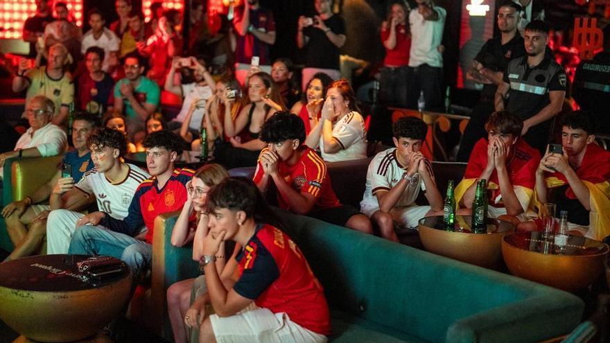 Die WM steigert die Ausgaben der Jugendlichen in Bars um 70,6% und die Online-Essensbestellungen um 43,3%