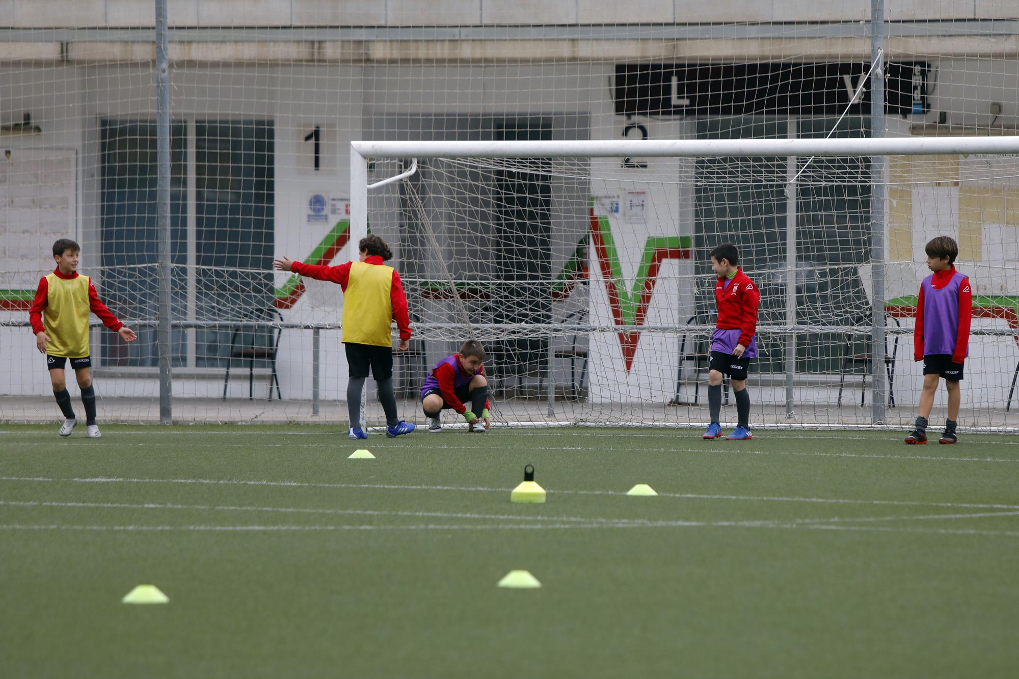 Los niños vuelven a entrenar después de las restricciones