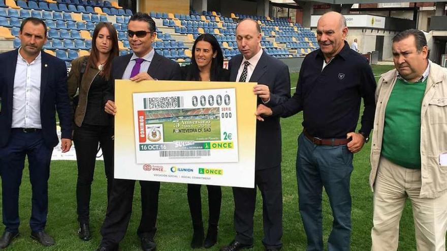 Presentación del cupón de la ONCE por el 75 aniversario del Pontevedra en el estadio de Pasarón. // G.S.