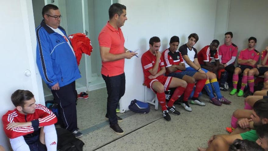 Andrés Clavijo habla con los jugadores en el vestuario del Mundial 82.