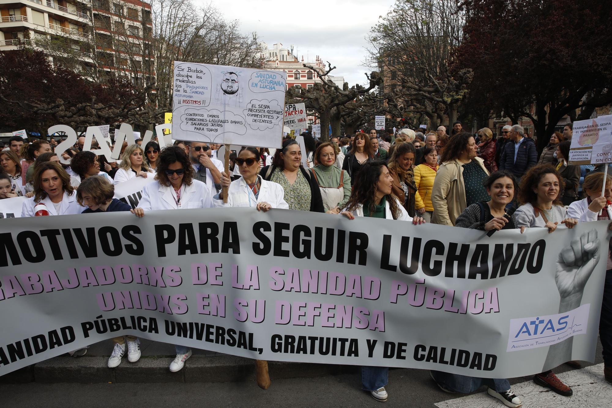 En imágenes: Los sanitarios se manifiestan en Gijón al grito de "no queremos más dinero, queremos mejores condiciones laborales"