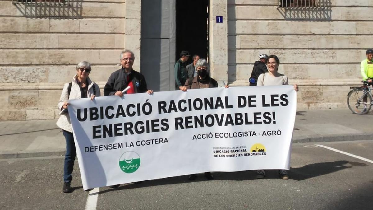 Protesta de Acció Ecologista Agró y otros colectivos ante la Delegación del Gobierno.