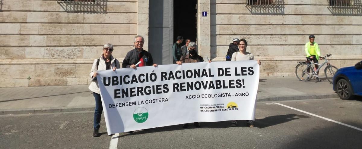 Protesta de Acció Ecologista Agró y otros colectivos ante la Delegación del Gobierno.