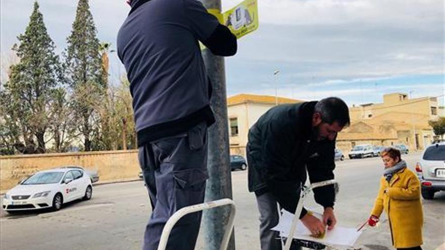 Almassora distribuye 200 adhesivos para proteger farolas de orines de perros