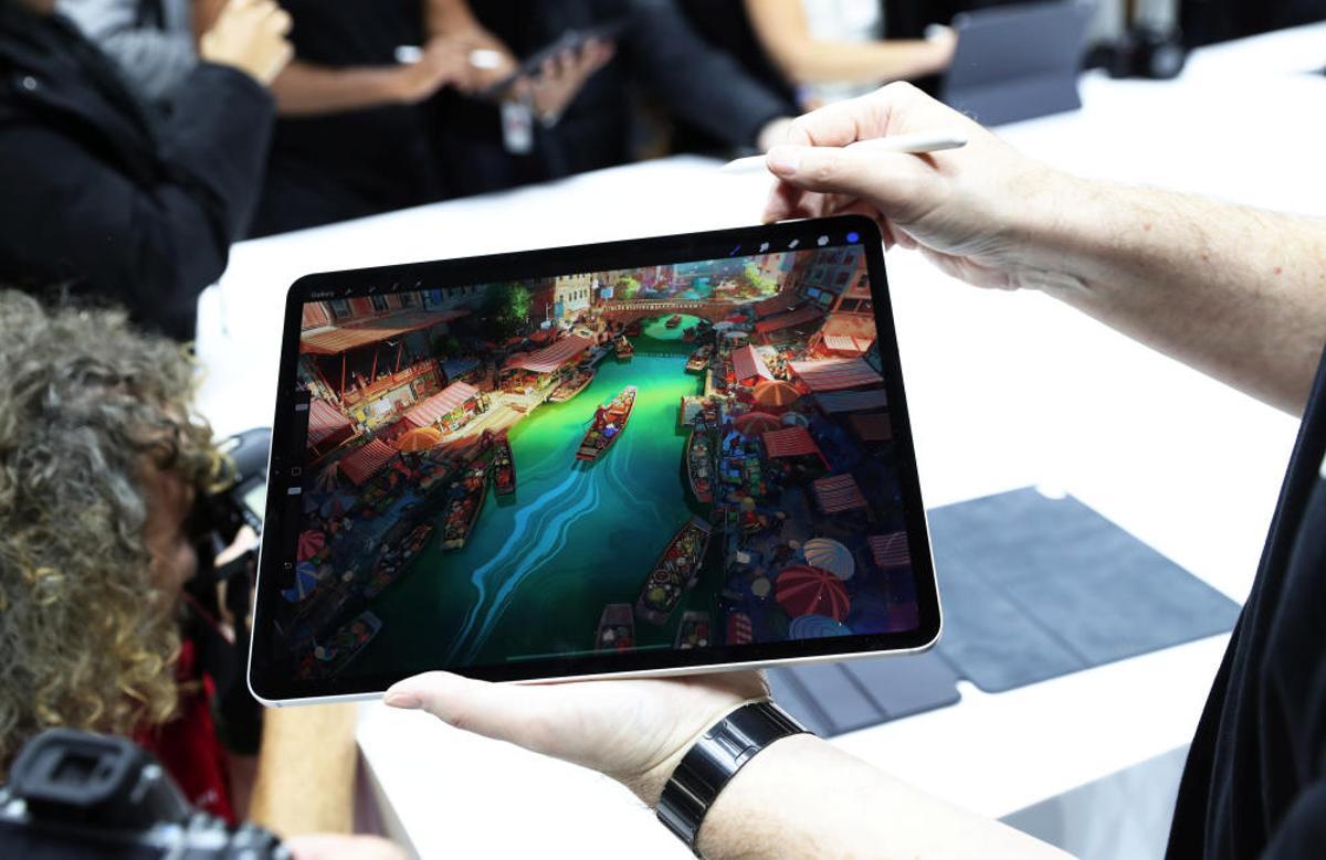 Attendees try out the new iPad Pro during an ... Attendees try out the new iPad Pro during an ...