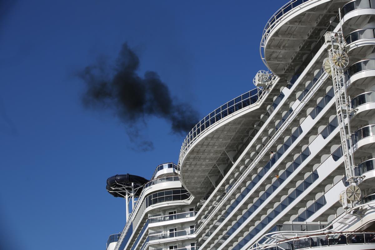 El crucero MSC Seaview en el Moll Adossat y los cruceristas visitan la ciudad.