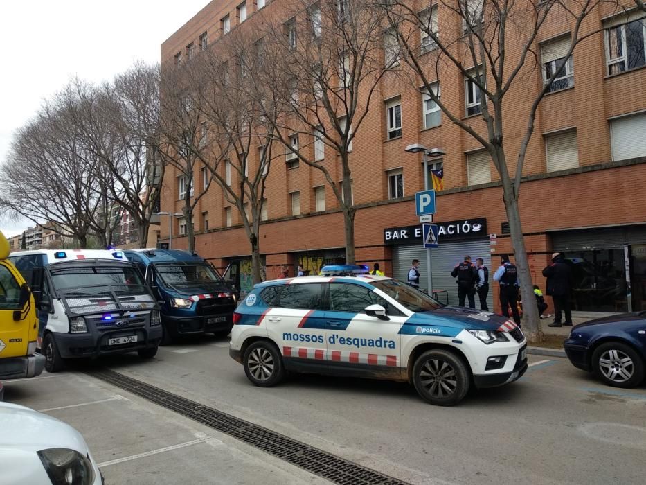 Desplegament de mossos al parc Central de Girona.