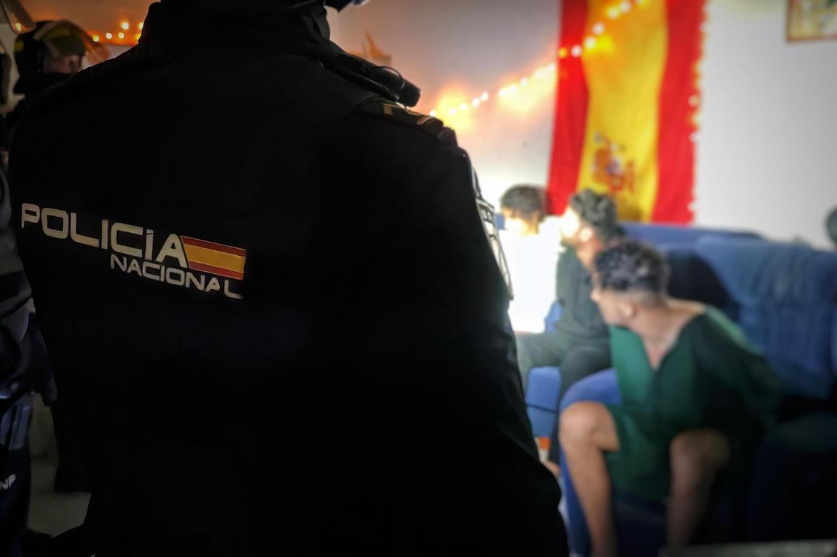 La Policía Nacional en el local okupado por la banda especializada en robar bicis y patinetes