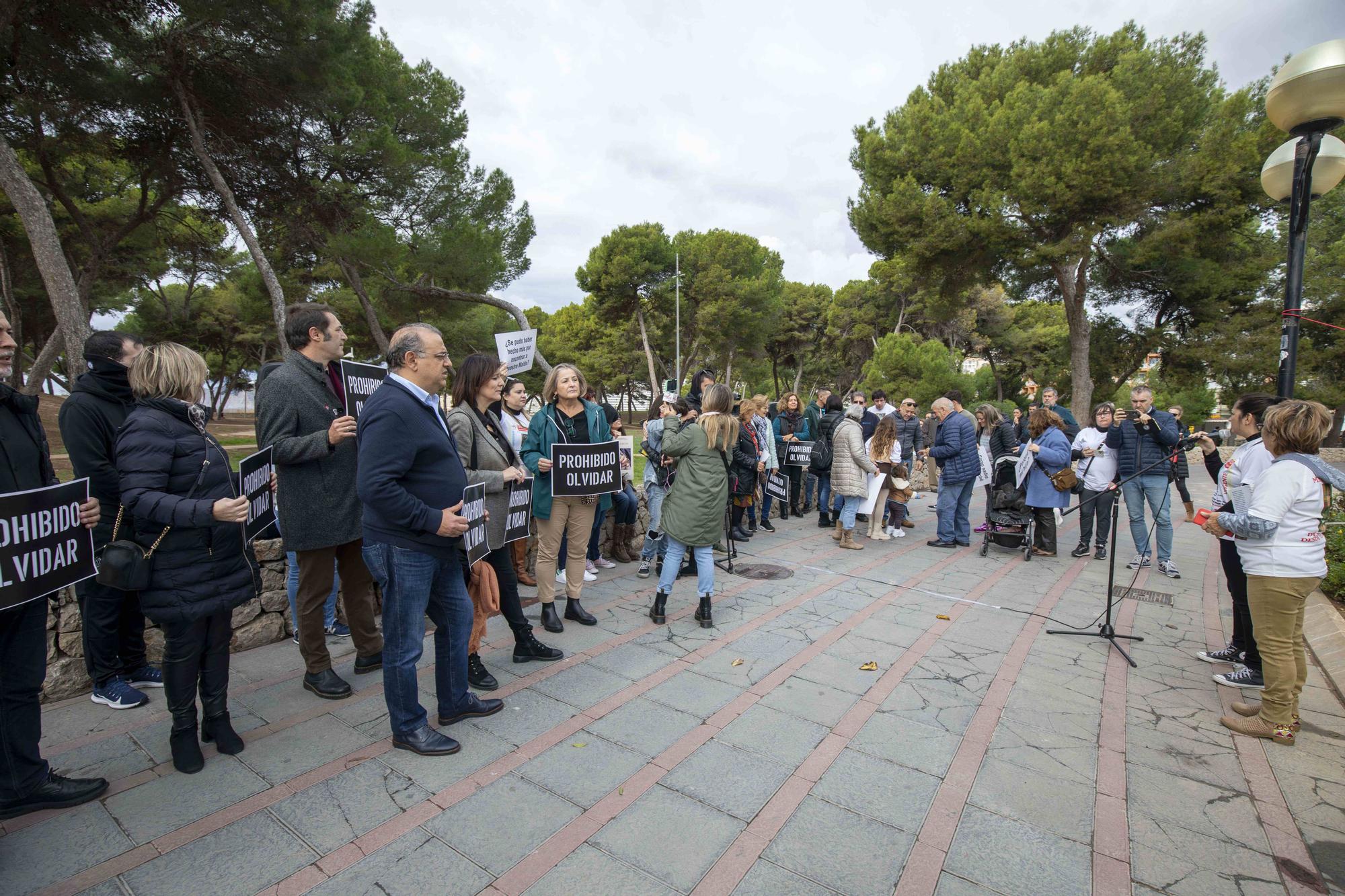 Nueve años sin Malén: medio centenar de personas arropan a su madre