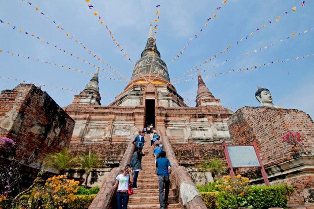 Ayutthaya  La ciudad cuenta con numerosos complejos históricos que ayudan a entender e imaginar cómo era y cómo se vivía en la antigua cultura Tailandesa. Esta ciudad fue el centro de Tailandia durante más de 400 años y se estima que a principios del siglo XVIII alrededor de un millón de personas vivían en ella, convirtiéndola en una de las ciudades más grandes de la época.