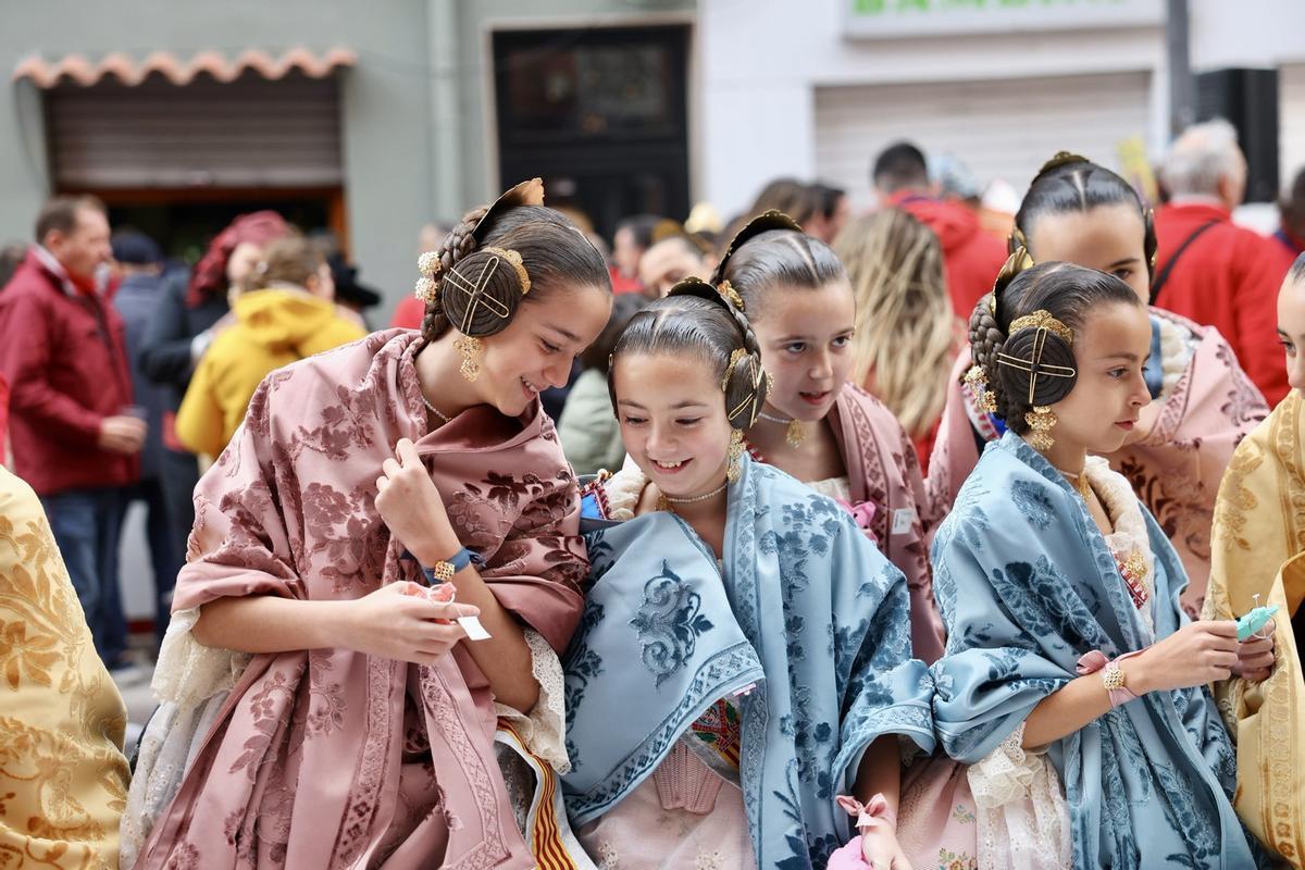 La falla El Quarantahuit mantiene viva la tradición de las bolilleras