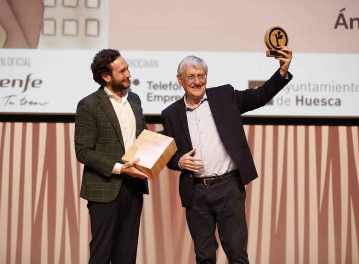 Isaac Claver entrega el premio al periodista Ángel Huguet.