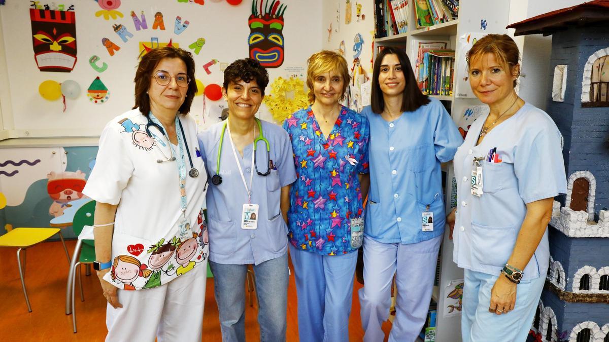 Ascensión Muñoz, Carmen Rodríguez-Vigil, Montse, Ana Ancho y Rosa Zamorana forman parte del equipo de Oncopediatría del Hospital Infantil.