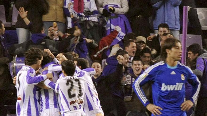 Sergio Ramos, abatut, mentre els jugadors del Valladolid celebren el gol de la victòria.