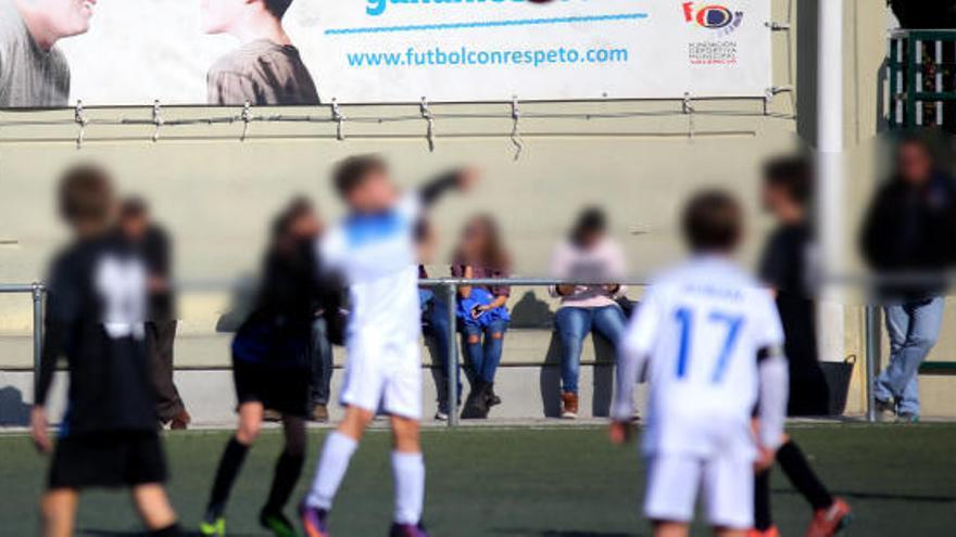 Imagen de archivo de fútbol infantil.