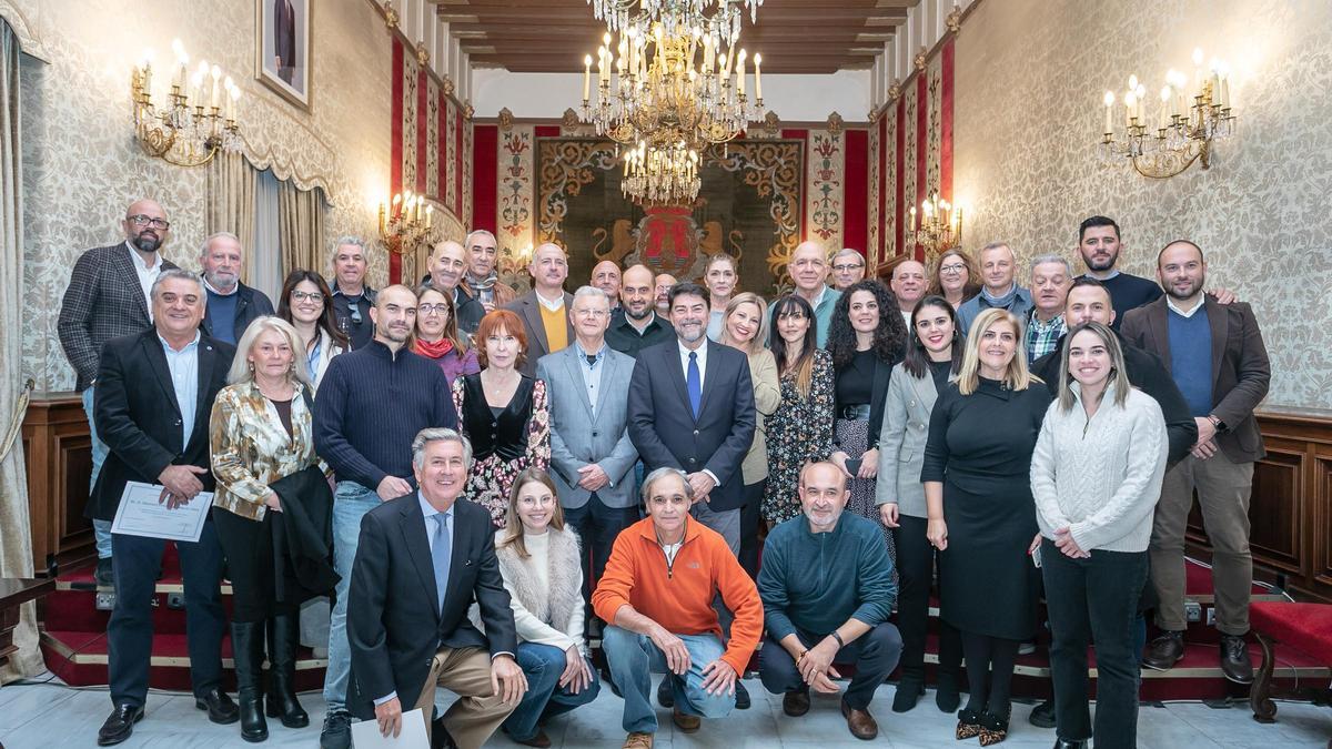 Los homenajeados, con parte de la Corporación Municipal de Alicante, este martes.