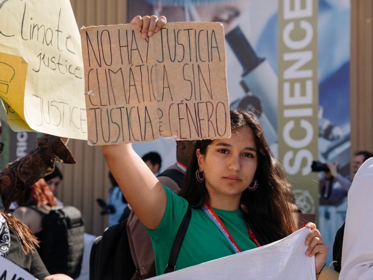 La activista Catalina Santelices en una protesta durante la cumbre del clima.