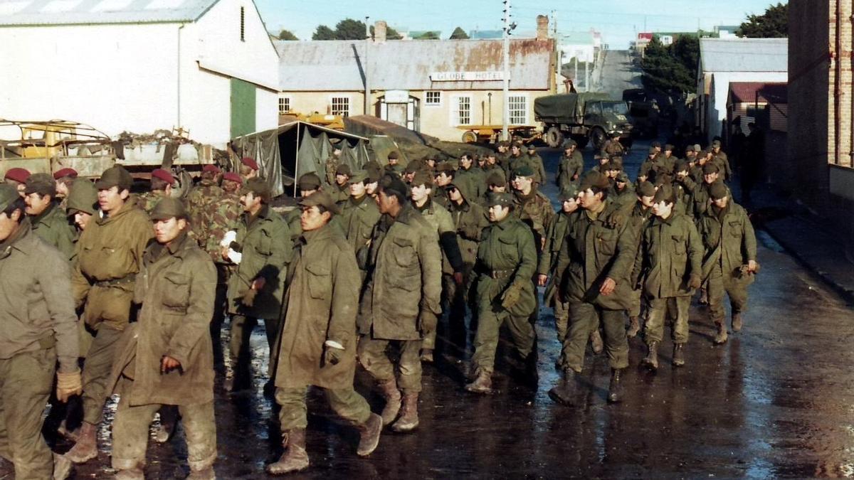 Prisioneros de guerra argentinos durante la Guerra de las Malvinas.