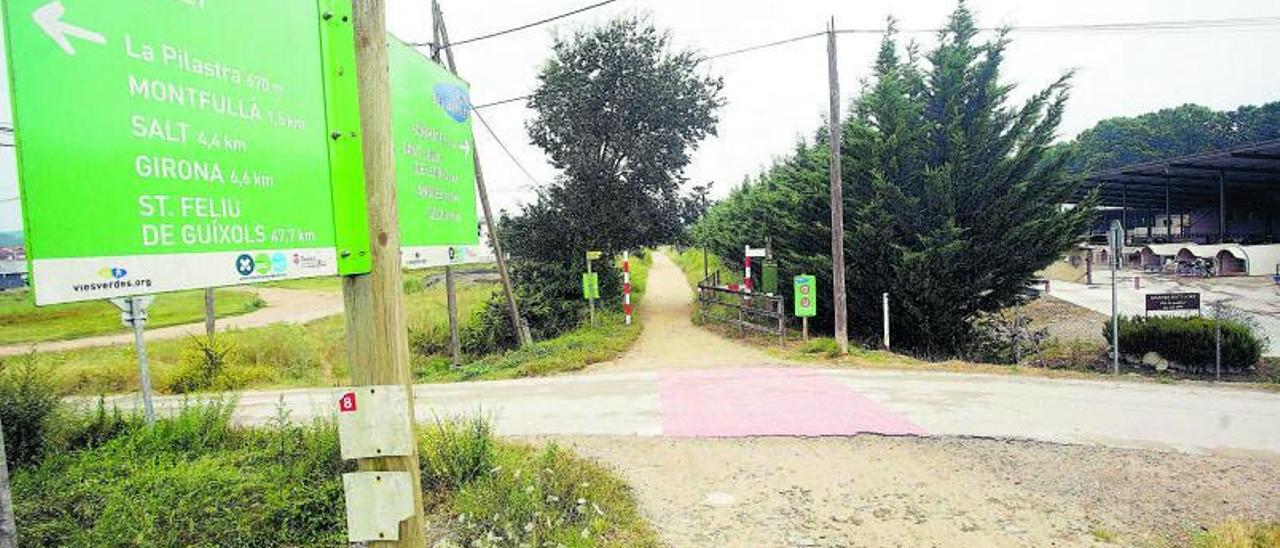 El camí permet anar o bé cap a la comarca del Gironès o agafar la ruta que passa per la comarca de la Selva i condueix fins a la Garrotxa. | DDG