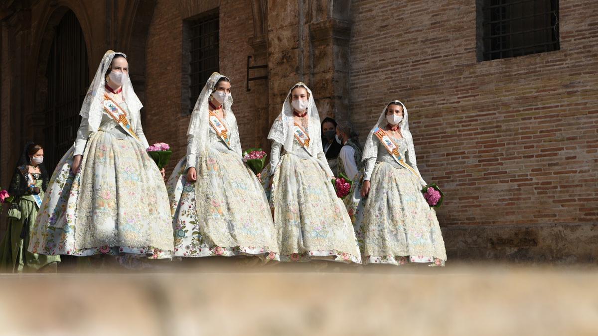 Falleras entran a la Plaza de la Virgen en las Fallas de septiembre