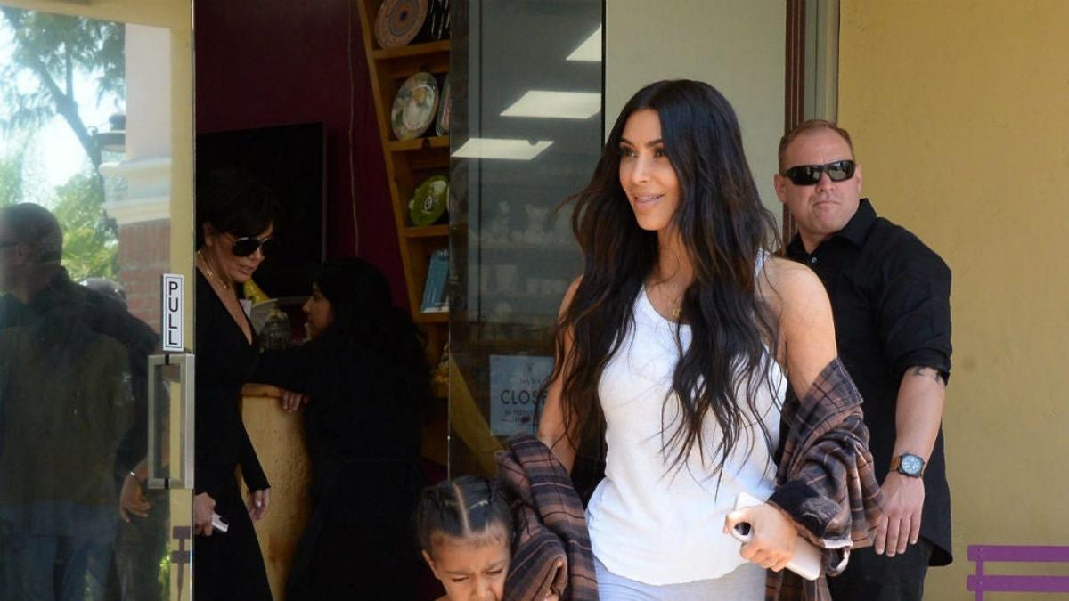 North West enfadada paseando con Kim Kardashian