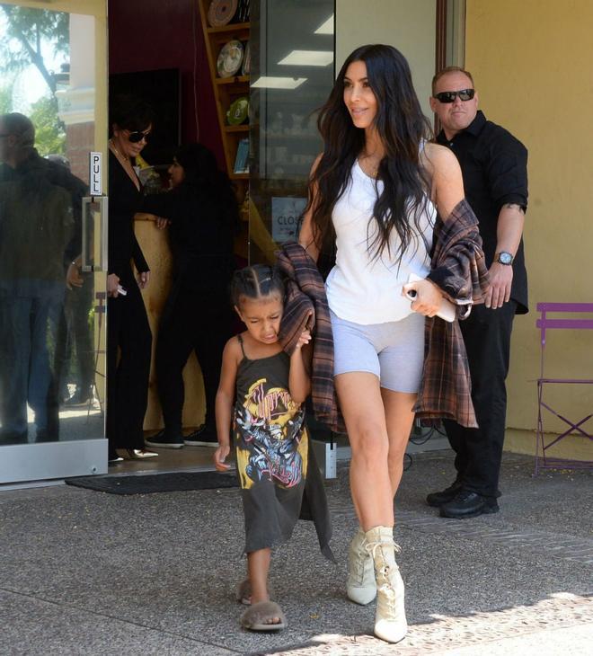 North West enfadada paseando con Kim Kardashian
